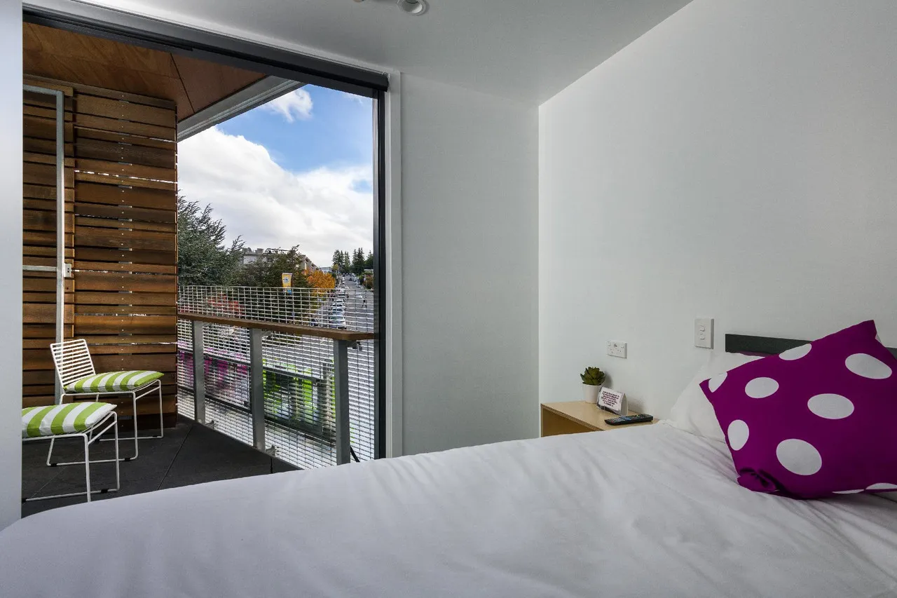 LyLo Queenstown (เดิม JUCY Snooze) — rooms and atmosphere