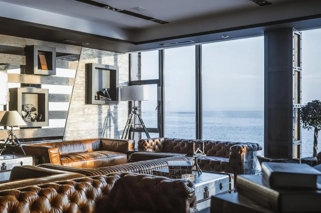 M1 Club Hotel — ภาพห้องพักและบรรยากาศ