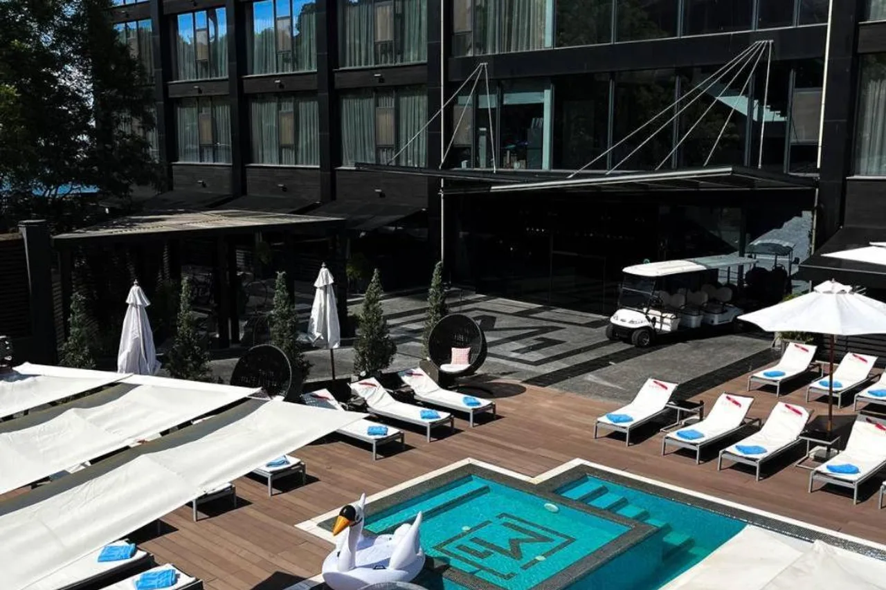 M1 Club Hotel — ภาพห้องพักและบรรยากาศ