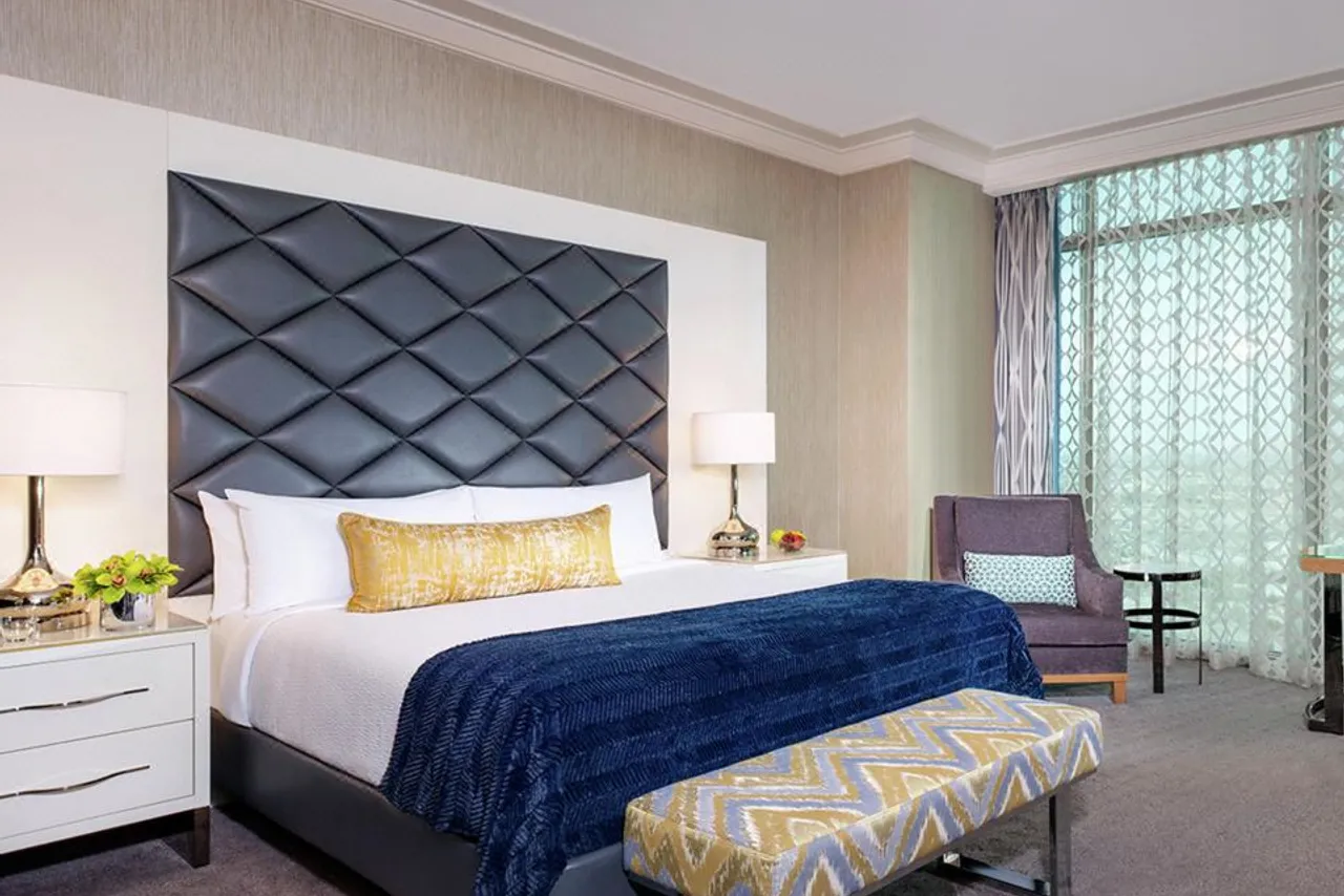 Mandalay Bay Resort and Casino — rooms and atmosphere