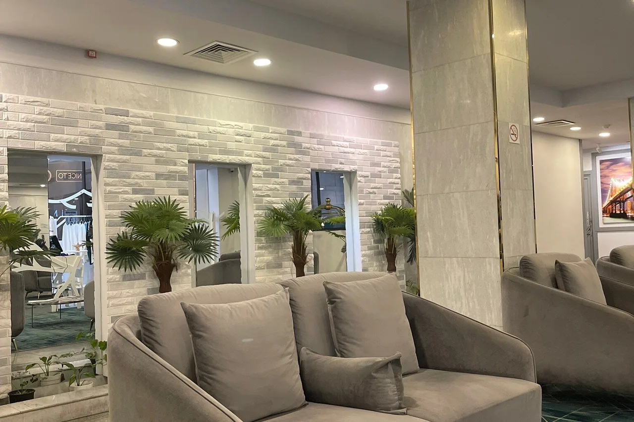 Manhattan Business Hotel — rooms and atmosphere
