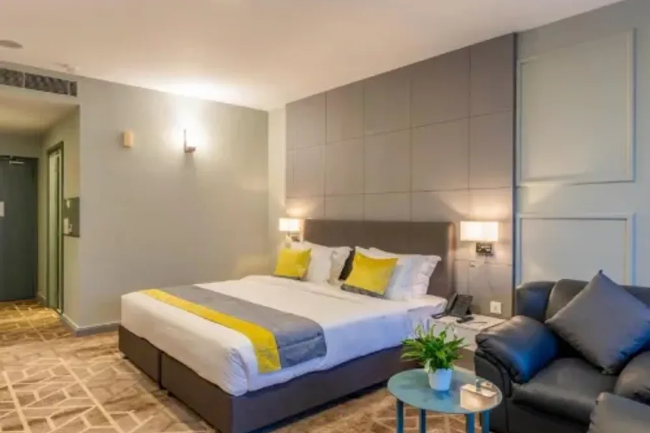 Manhattan Business Hotel — rooms and atmosphere