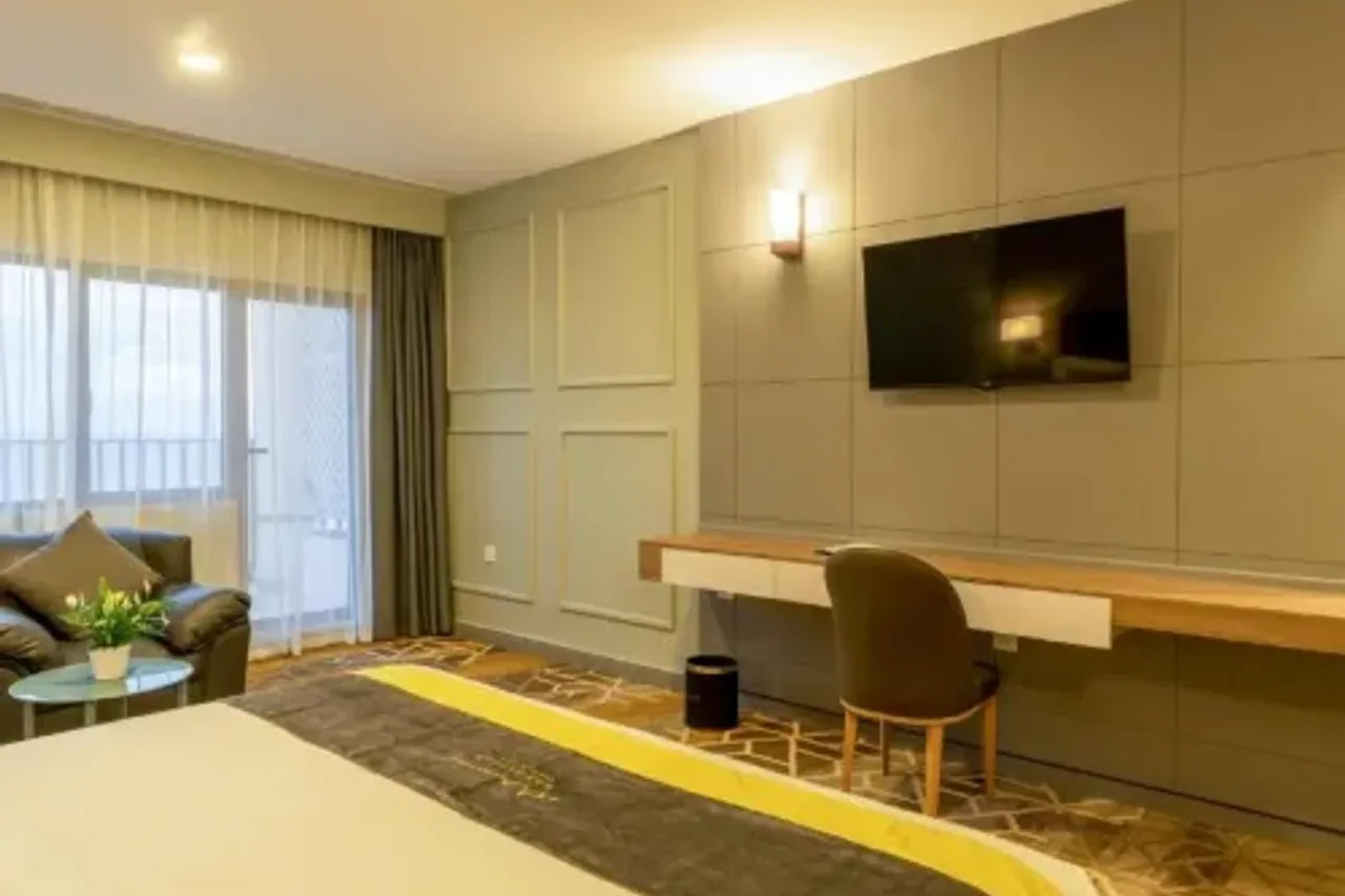Manhattan Business Hotel — rooms and atmosphere