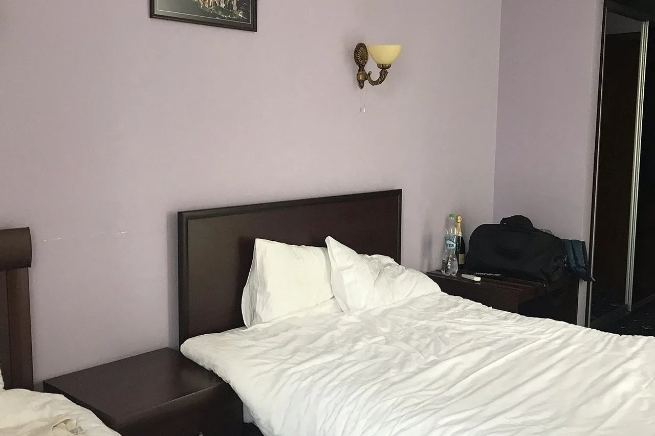 Manhattan Hotel & Restaurant — rooms and atmosphere