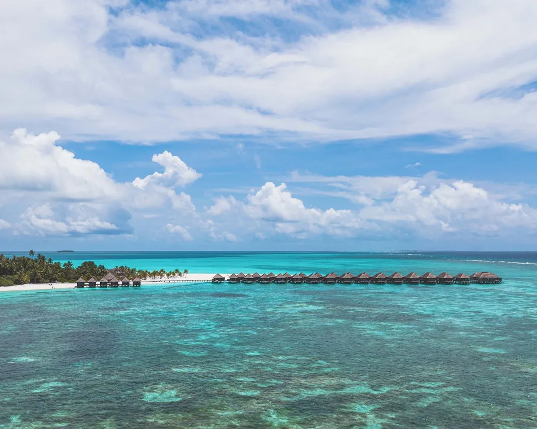 Meeru Island Resort & Spa — rooms and atmosphere