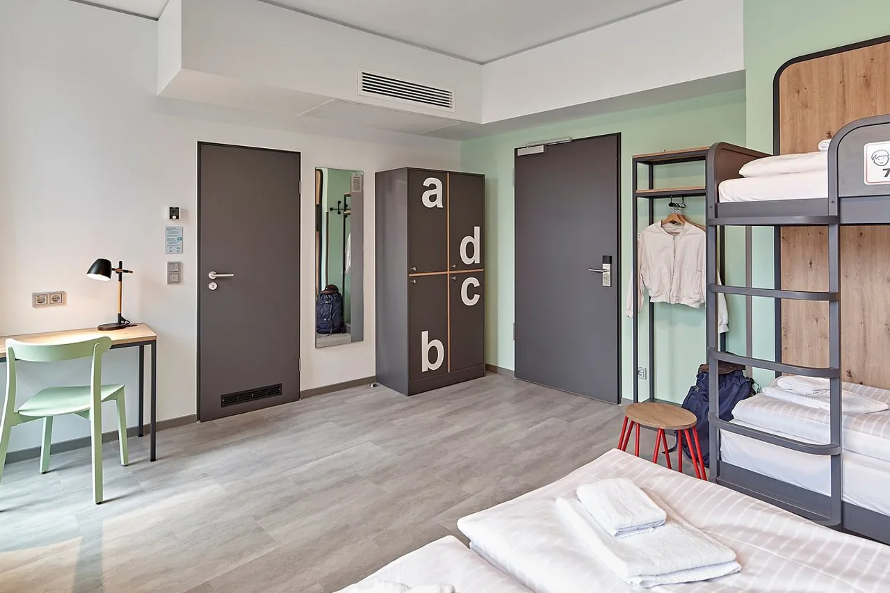 MEININGER Hotel Köln West — ภาพห้องพักและบรรยากาศ