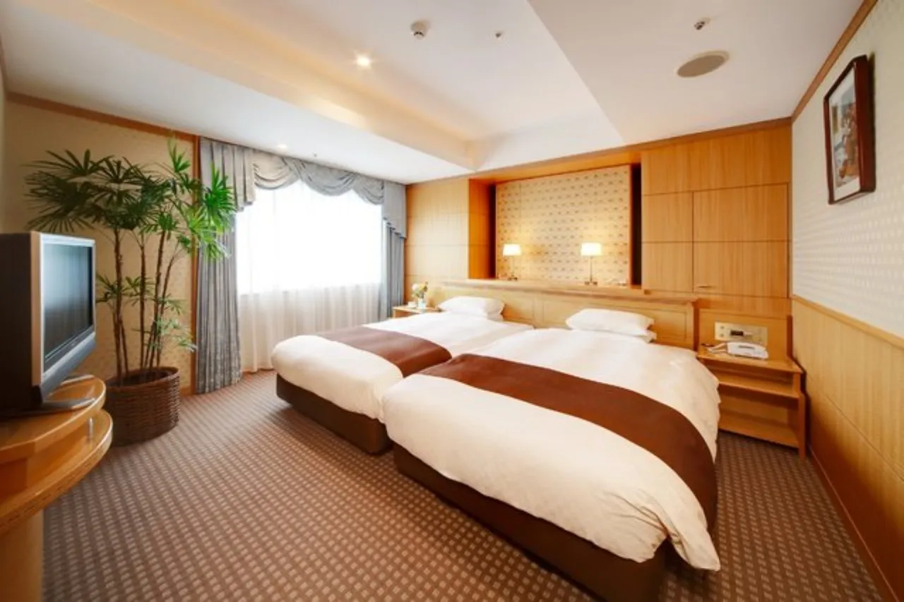 Meitetsu New Grand Hotel — rooms and atmosphere