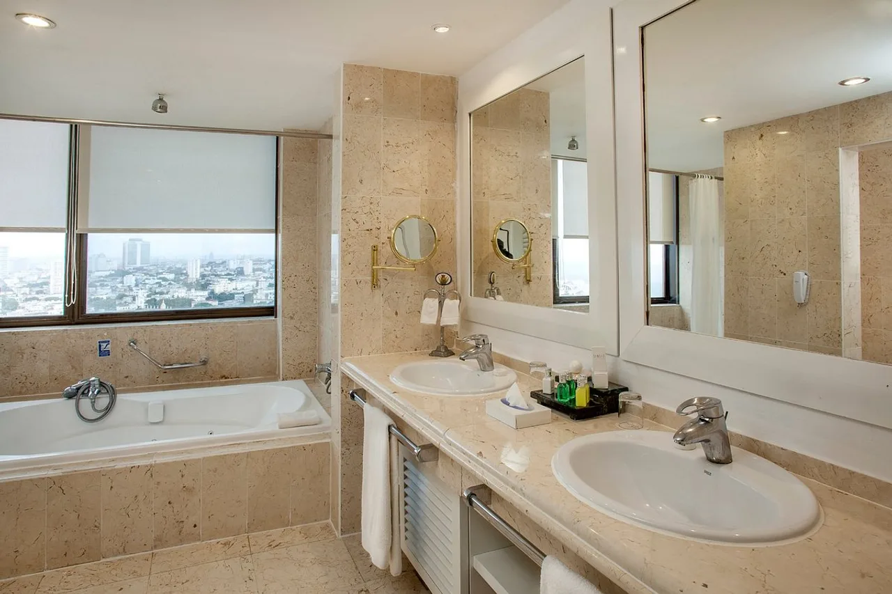 Meliá Cohiba — rooms and atmosphere