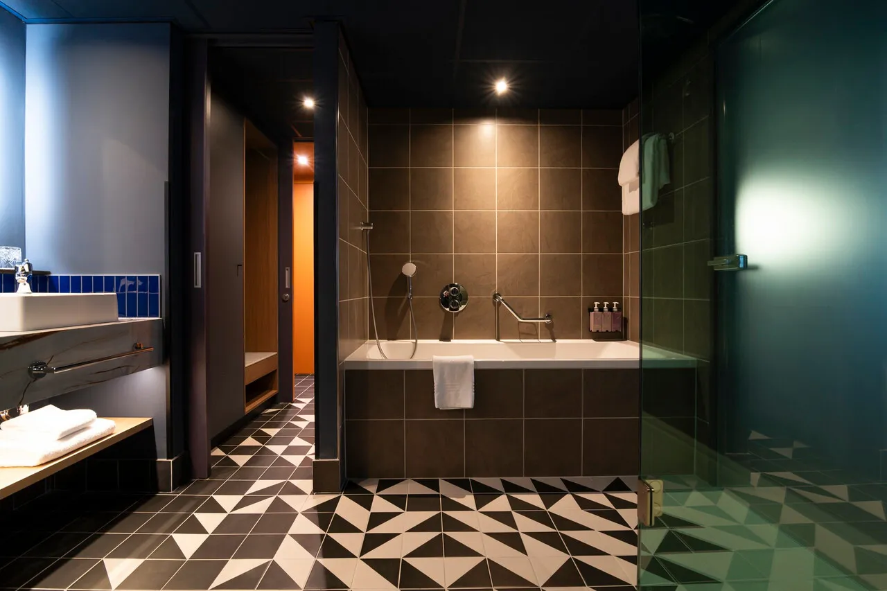 Mercure Hotel Den Haag Central — rooms and atmosphere