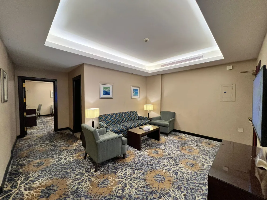Mercure Jeddah Al Hamra — rooms and atmosphere