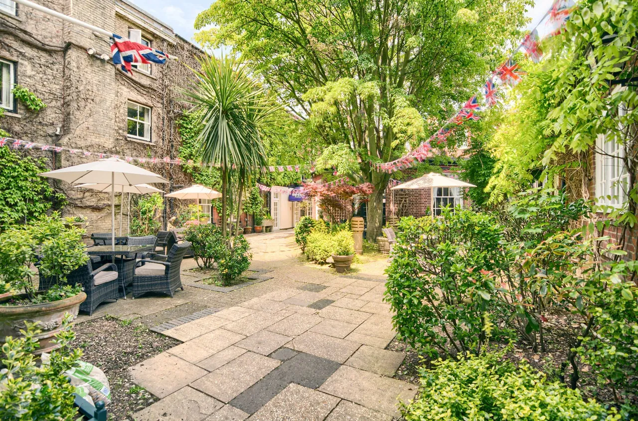 Mercure Salisbury White Hart Hotel — rooms and atmosphere