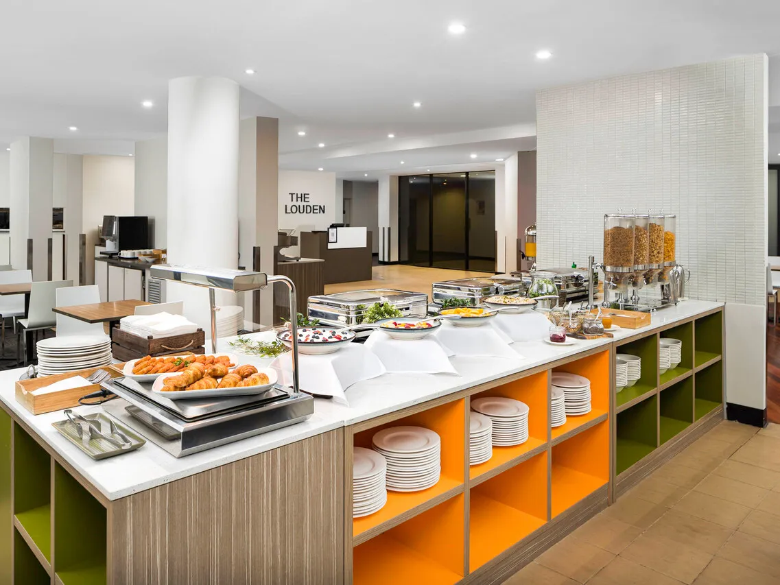 Mercure Welcome Melbourne — rooms and atmosphere