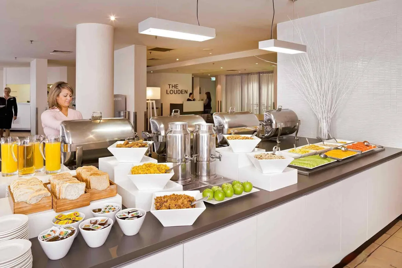 Mercure Welcome Melbourne — rooms and atmosphere