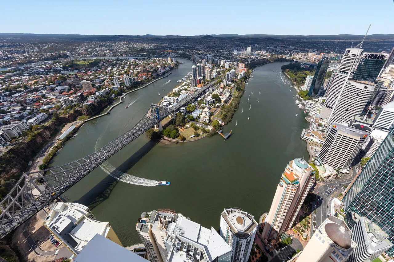 Meriton Suites Adelaide Street — rooms and atmosphere