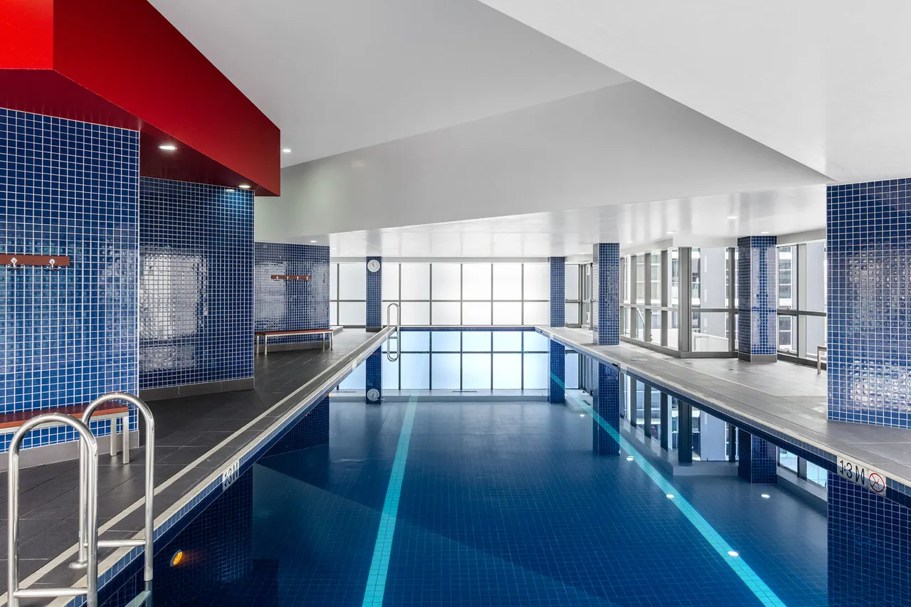 Meriton Suites Adelaide Street — rooms and atmosphere