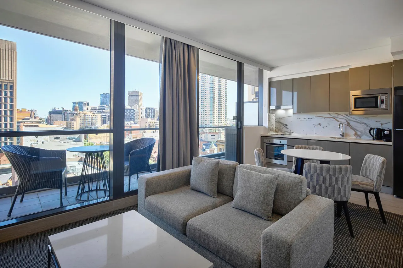 Meriton Suites Campbell Street, Sydney — rooms and atmosphere