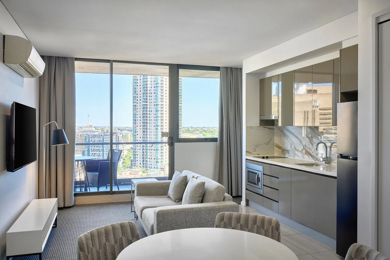Meriton Suites Campbell Street, Sydney — rooms and atmosphere