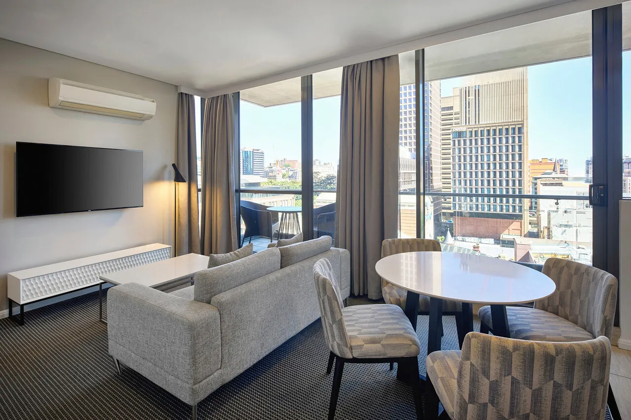 Meriton Suites Campbell Street, Sydney — rooms and atmosphere