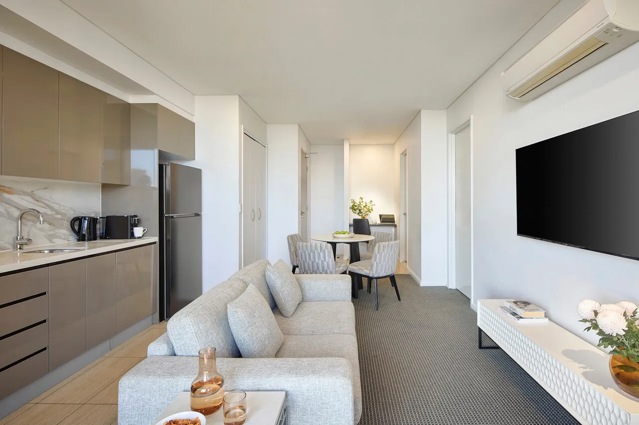 Meriton Suites Campbell Street, Sydney — rooms and atmosphere
