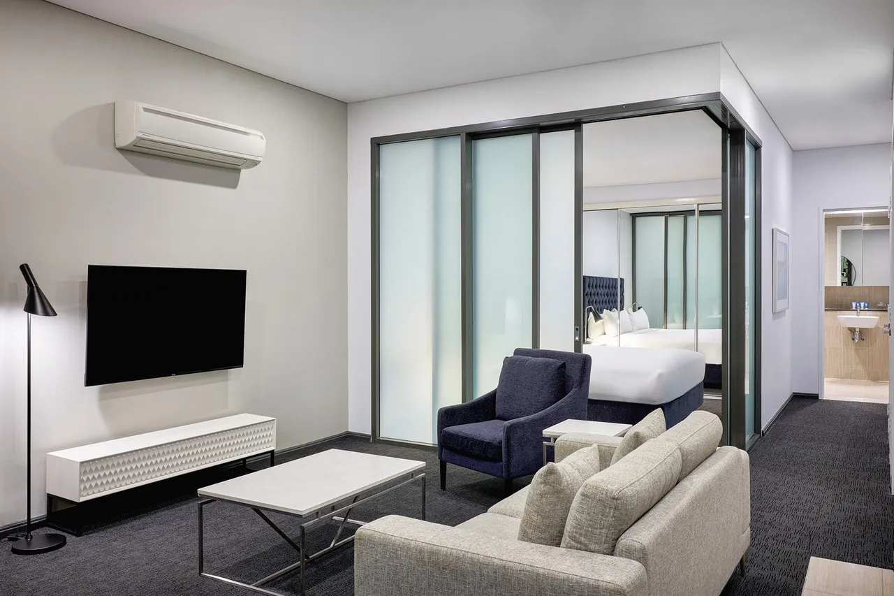 Meriton Suites Campbell Street, Sydney — rooms and atmosphere