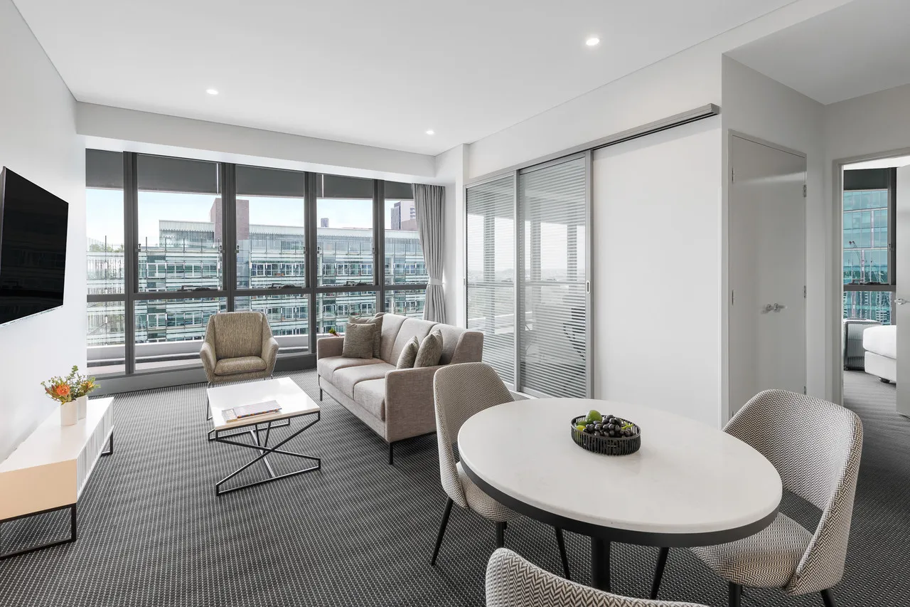 Meriton Suites Herschel Street — rooms and atmosphere