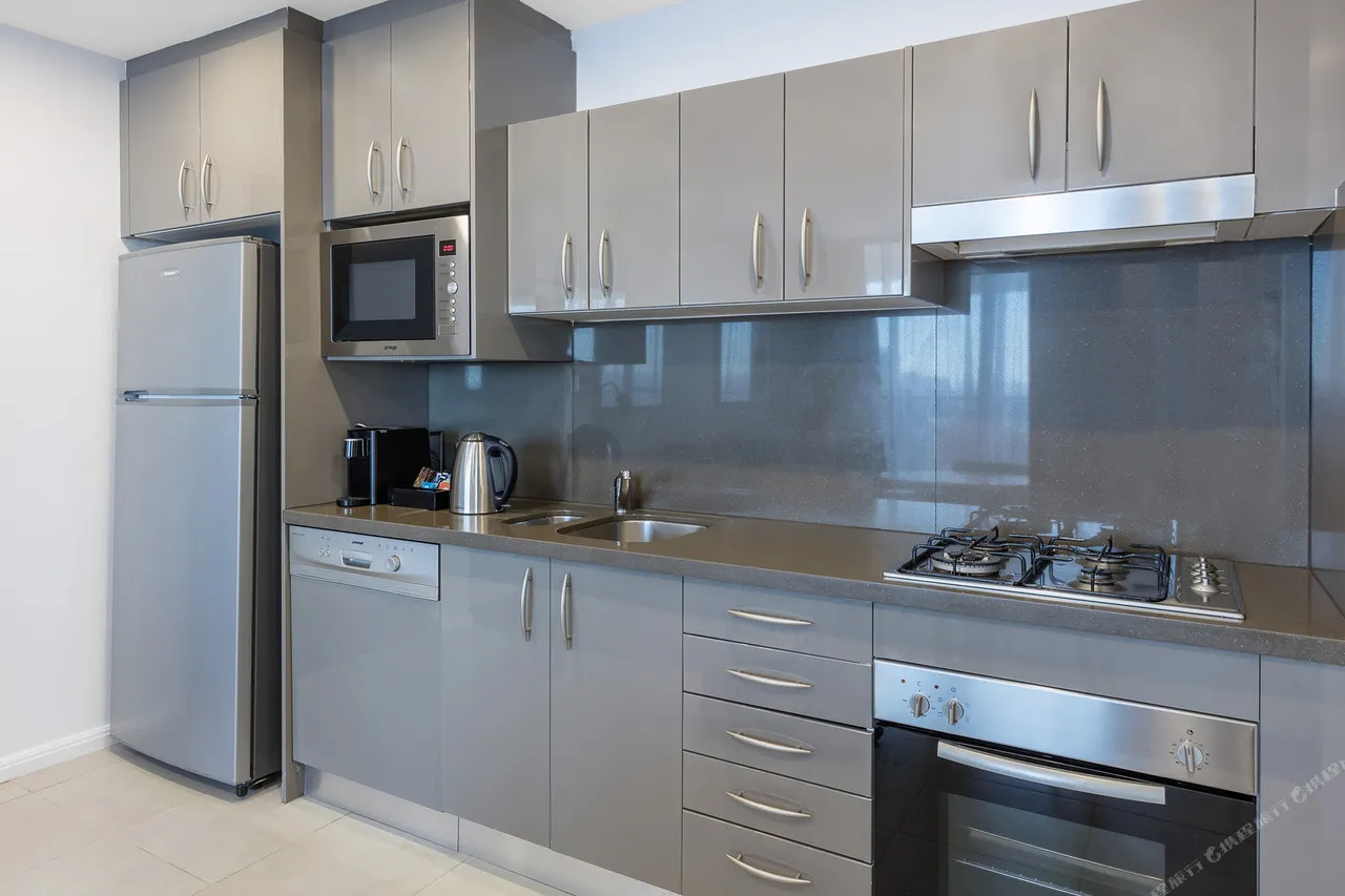 Meriton Suites Kent Street, Sydney — rooms and atmosphere