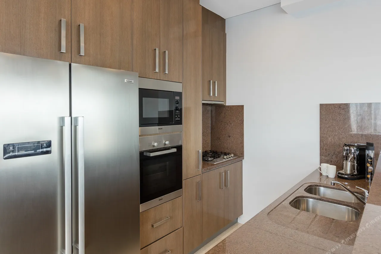 Meriton Suites Kent Street, Sydney — rooms and atmosphere
