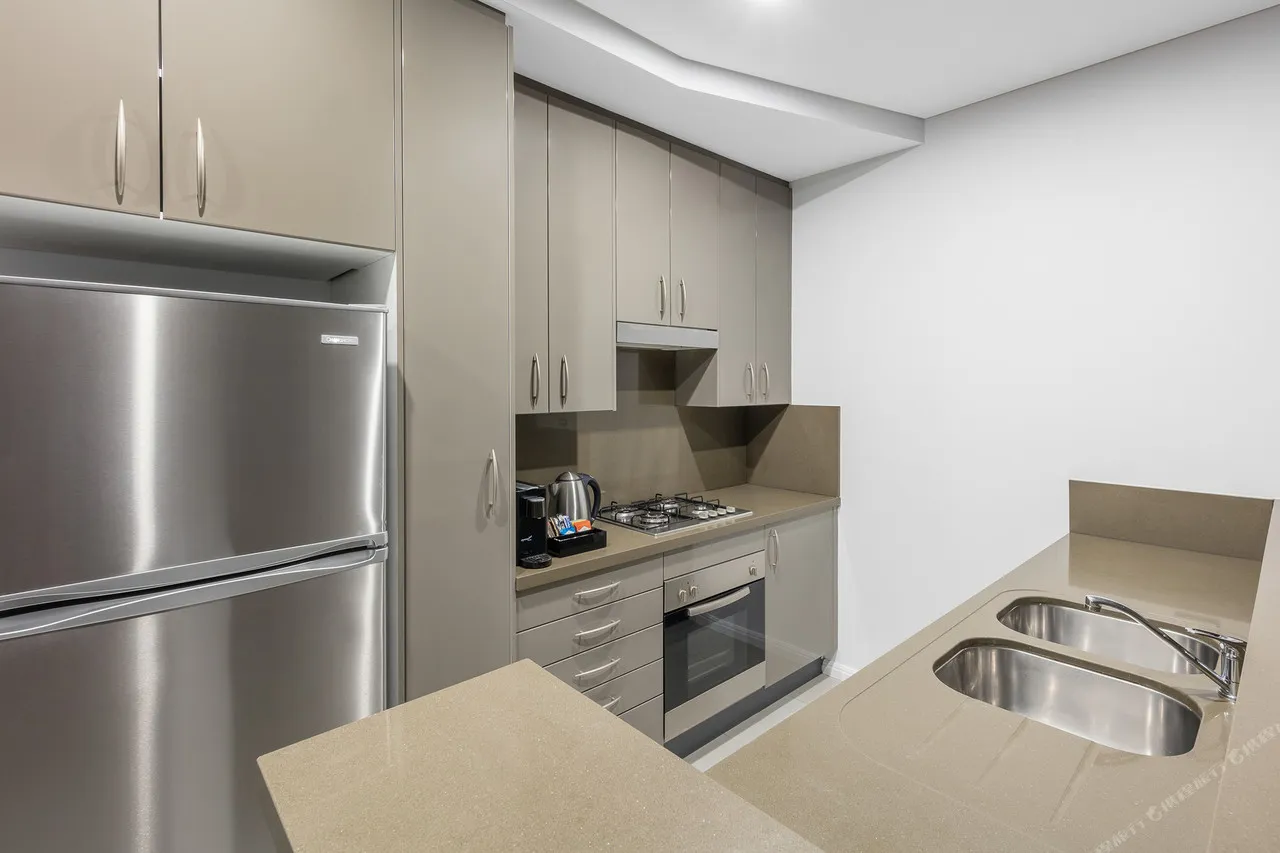 Meriton Suites Kent Street, Sydney — rooms and atmosphere