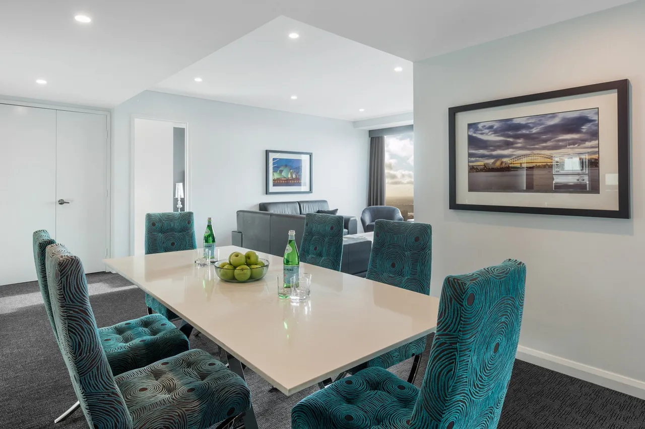 Meriton Suites World Tower — rooms and atmosphere