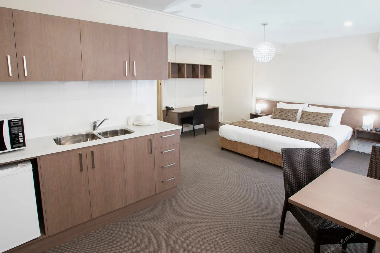 Metropolitan Motor Inn — rooms and atmosphere