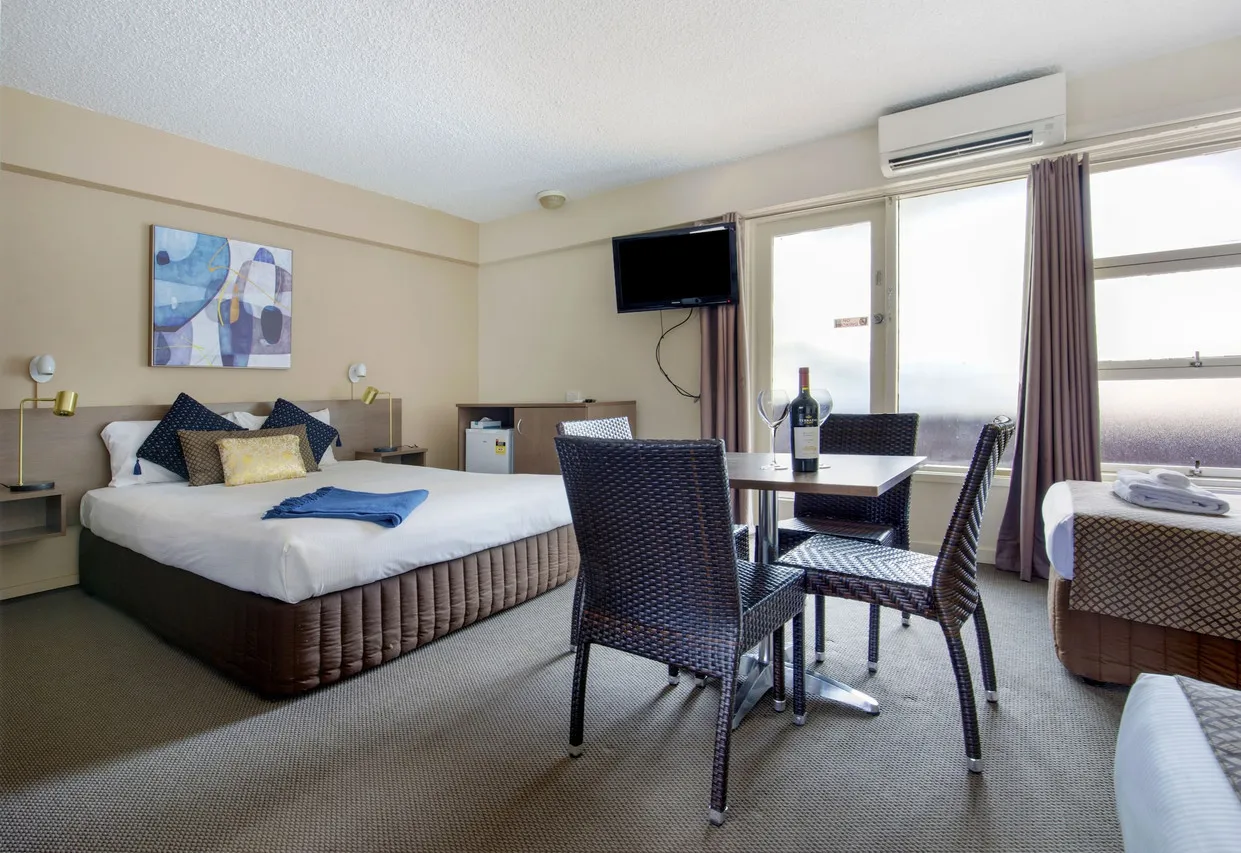Metropolitan Motor Inn — rooms and atmosphere