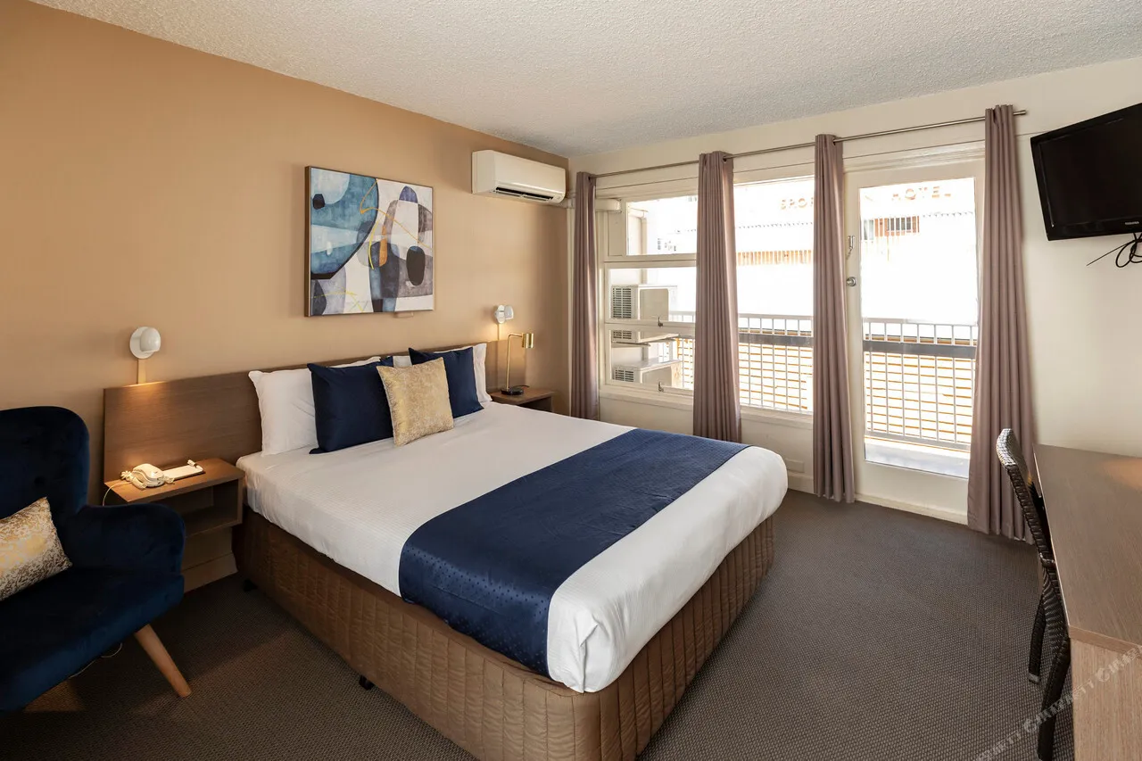 Metropolitan Motor Inn — rooms and atmosphere