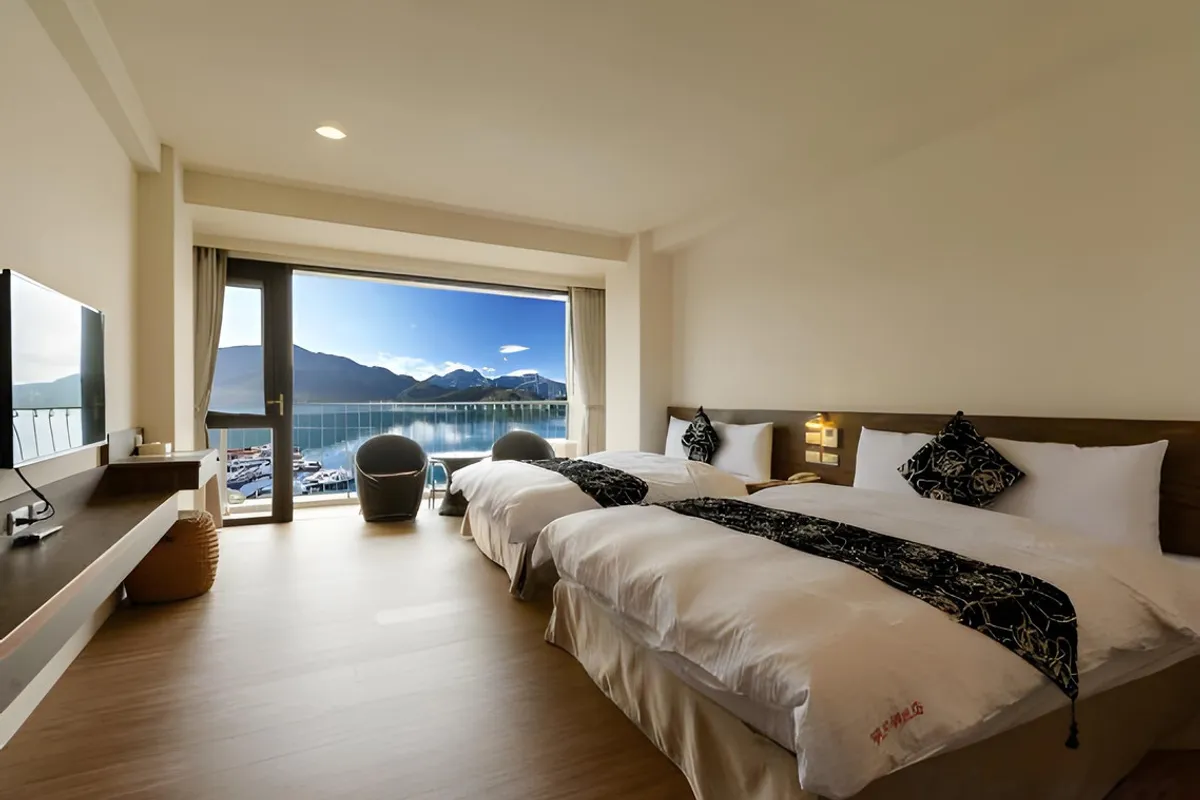 Ming Yue Hu Hotel — rooms and atmosphere