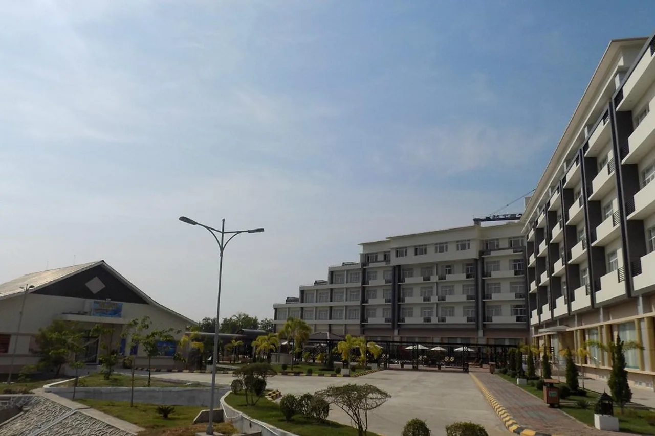 Mingalar Thiri Hotel — rooms and atmosphere