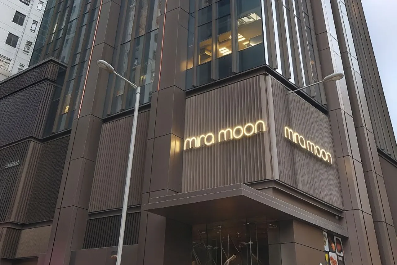 Mira Moon Hong Kong — rooms and atmosphere