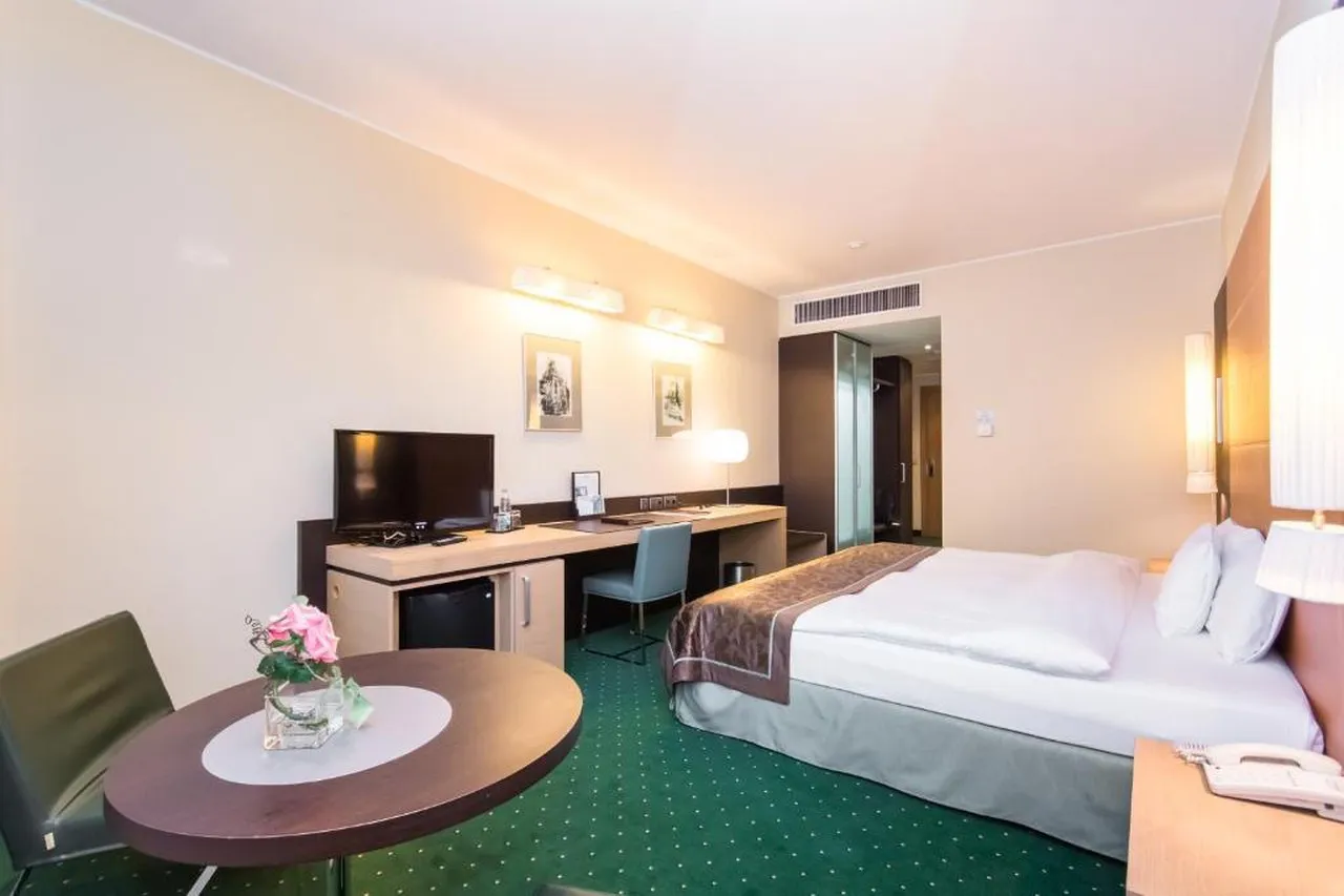 Mirage Hotel — rooms and atmosphere