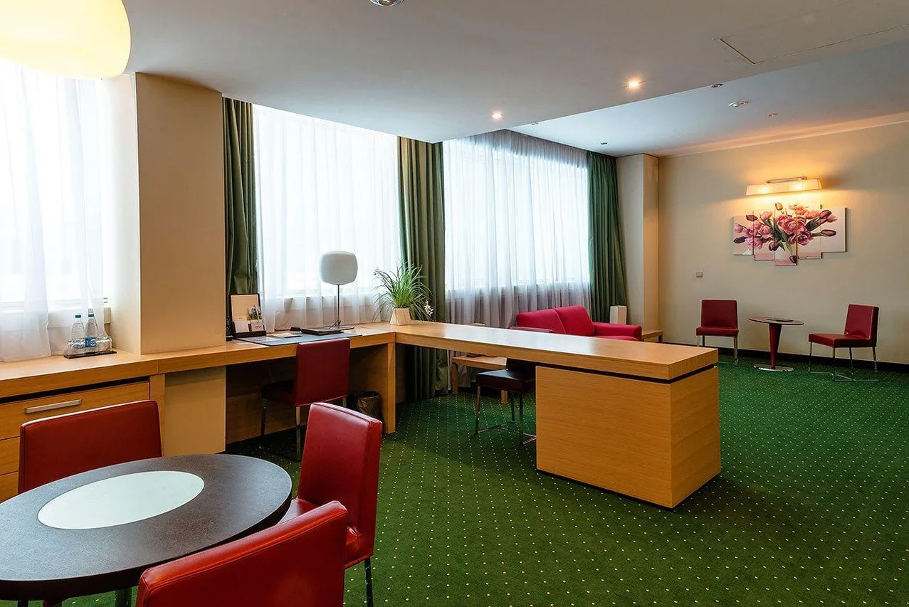 Mirage Hotel — rooms and atmosphere