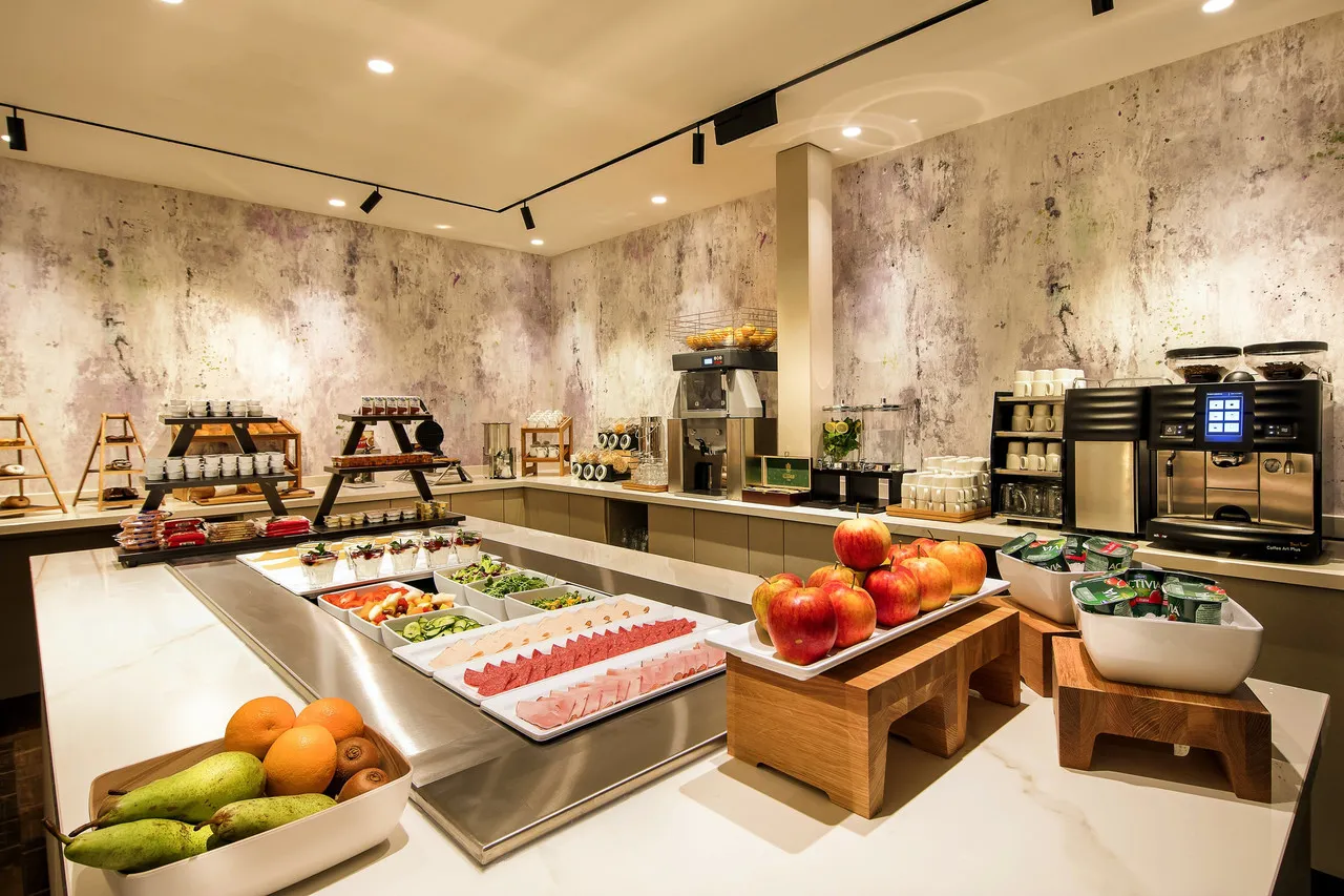 Monet Garden Hotel Amsterdam — rooms and atmosphere