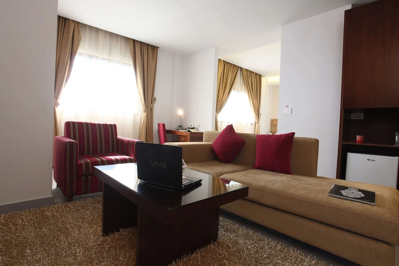 Monoberge Hotel — ภาพห้องพักและบรรยากาศ