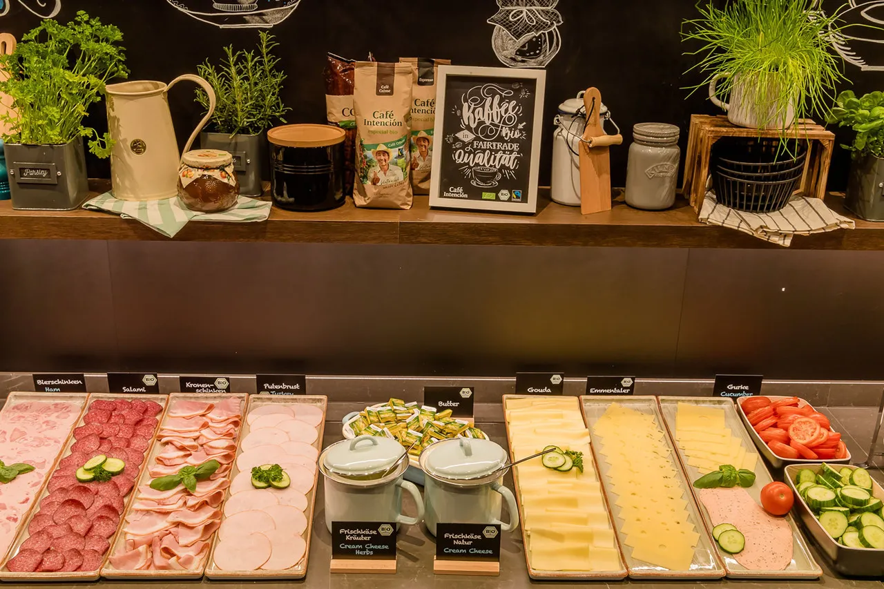 Motel One Köln-Neumarkt — ภาพห้องพักและบรรยากาศ