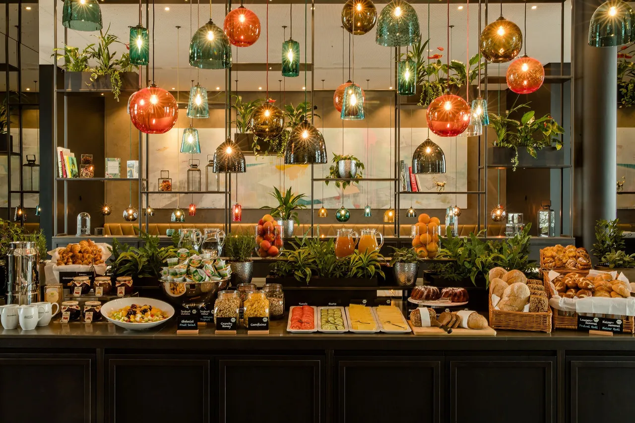 Motel One Köln-Neumarkt — ภาพห้องพักและบรรยากาศ
