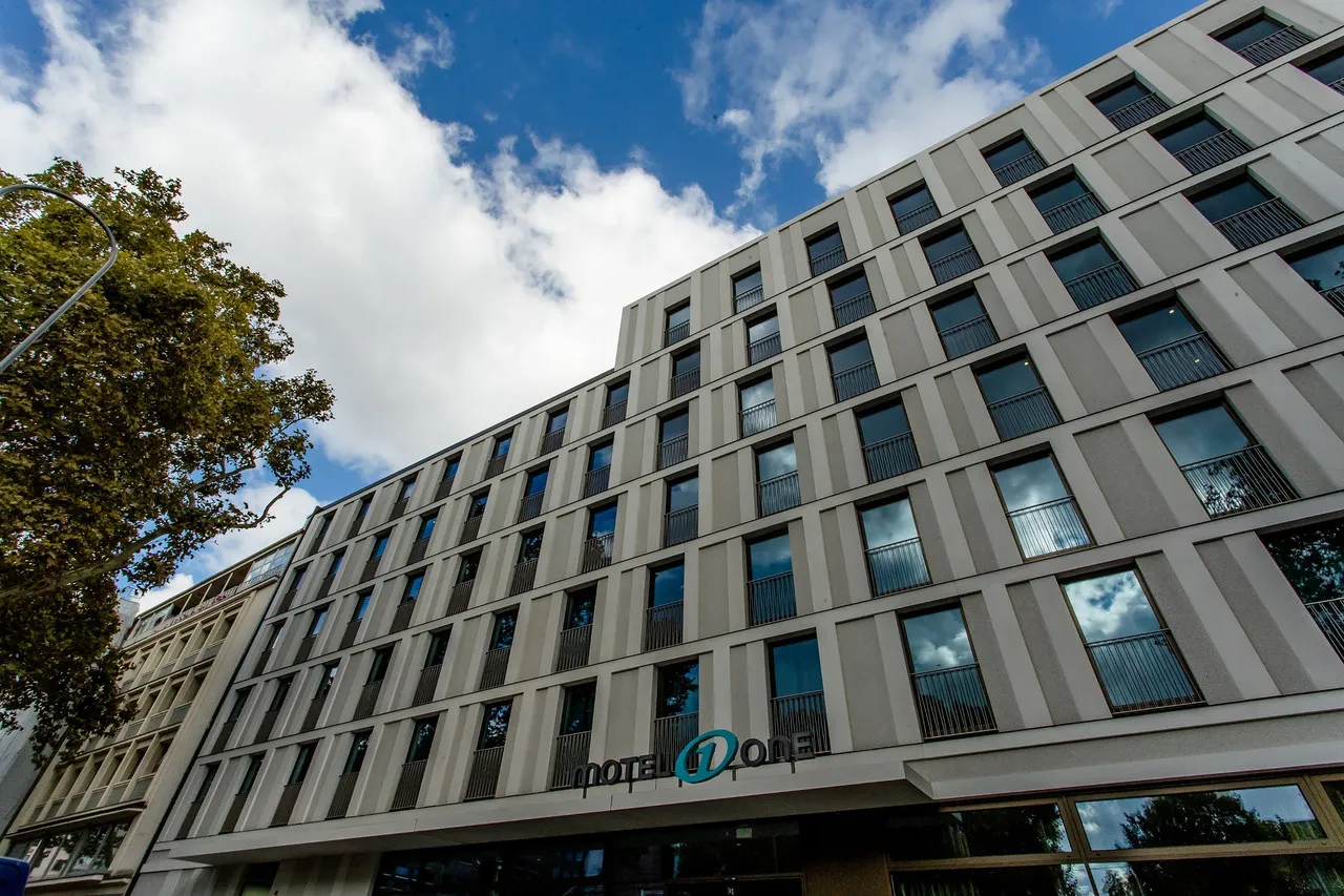 Motel One Köln-Neumarkt — ภาพห้องพักและบรรยากาศ