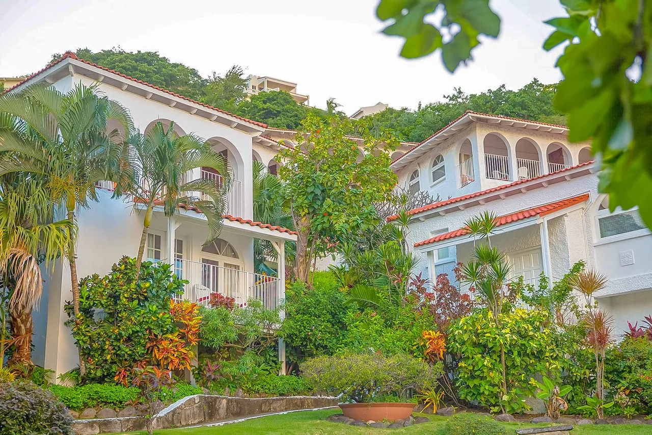 Mount Cinnamon Beach &amp; Wellness Resort — rooms and atmosphere