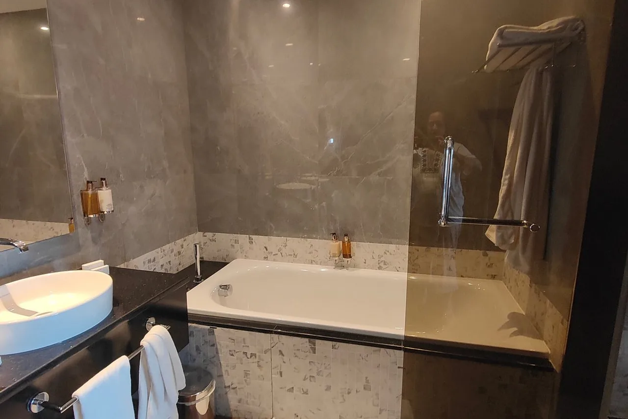 Mövenpick Hotel du Lac Tunis — rooms and atmosphere