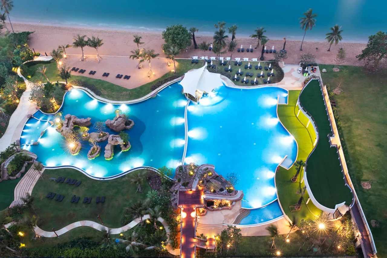Movenpick Siam Hotel Na Jomtien Pattaya — rooms and atmosphere