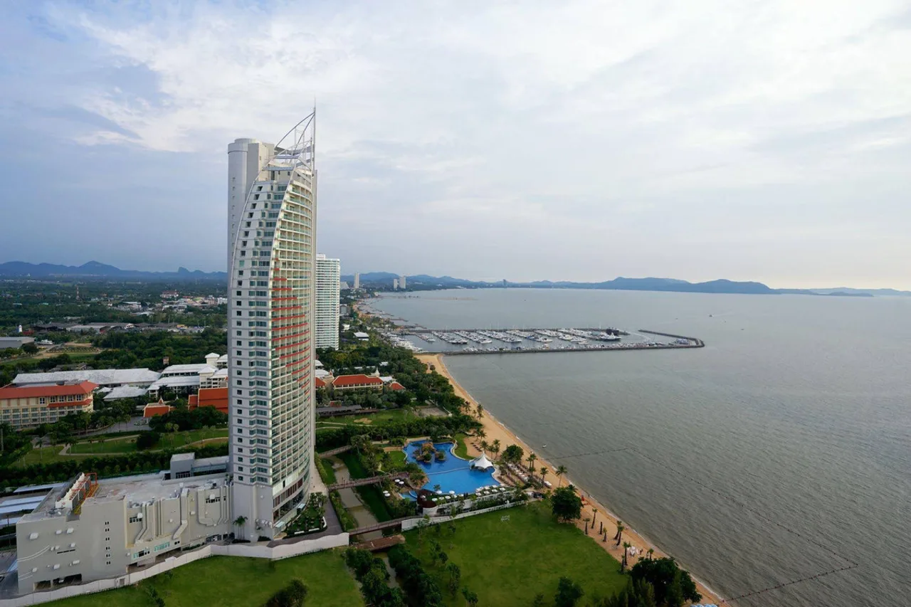 Movenpick Siam Hotel Na Jomtien Pattaya — rooms and atmosphere