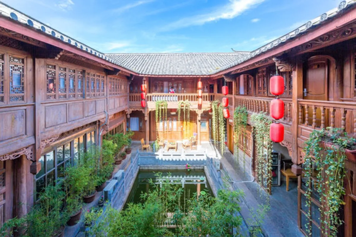 Mu Shi Yuan Inn Lijiang — rooms and atmosphere