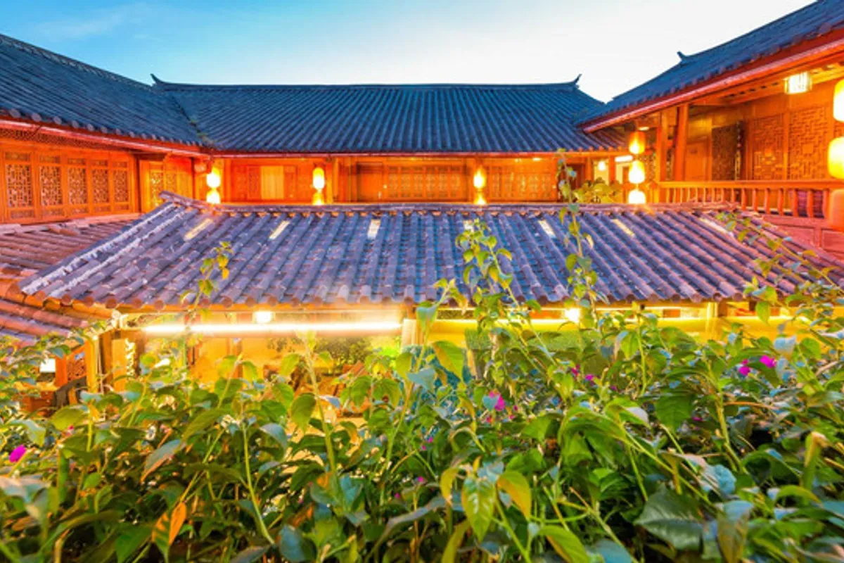 Mu Shi Yuan Inn Lijiang — rooms and atmosphere