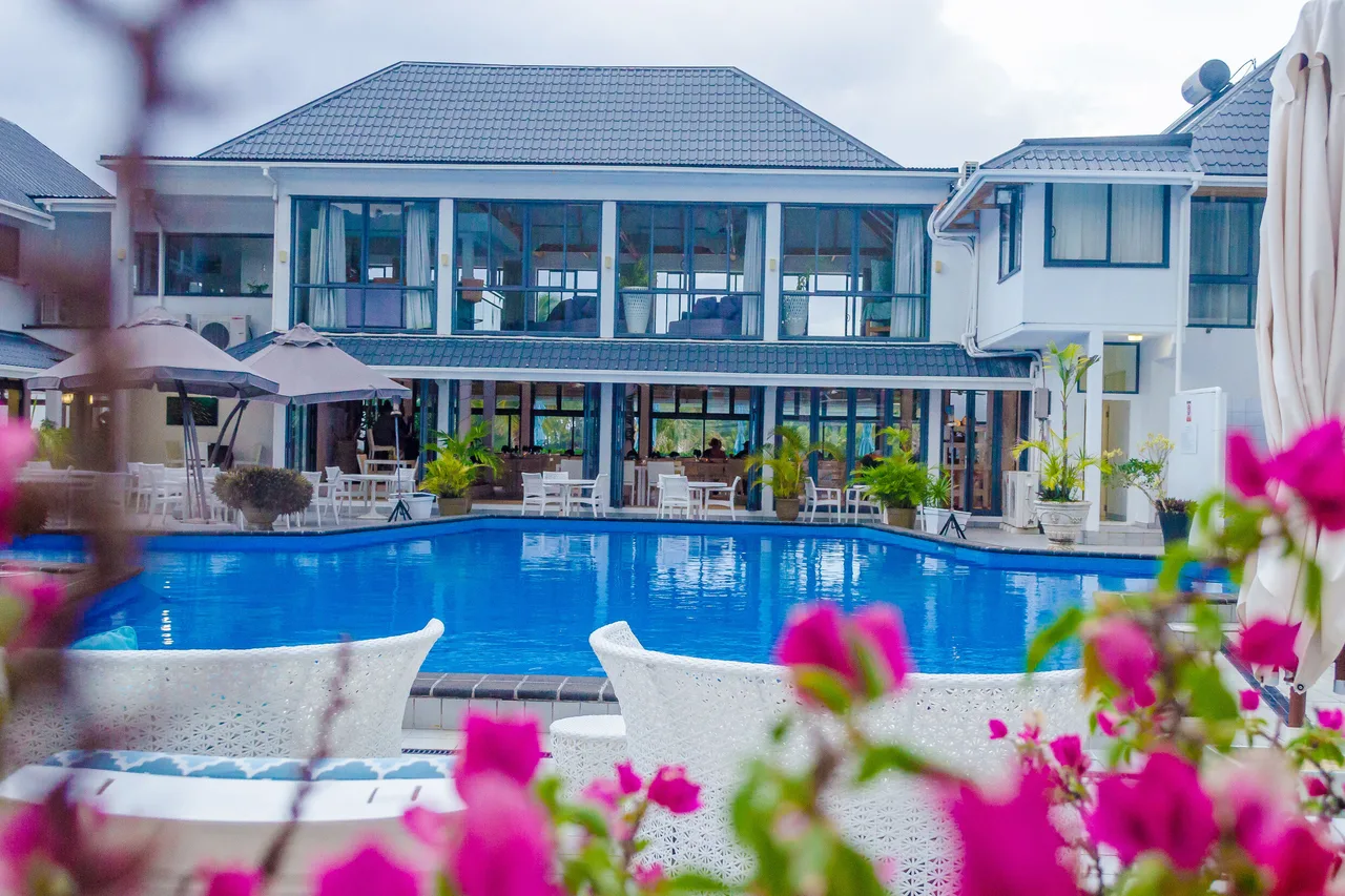 Muri Beach Club Hotel (Adults Only) — rooms and atmosphere