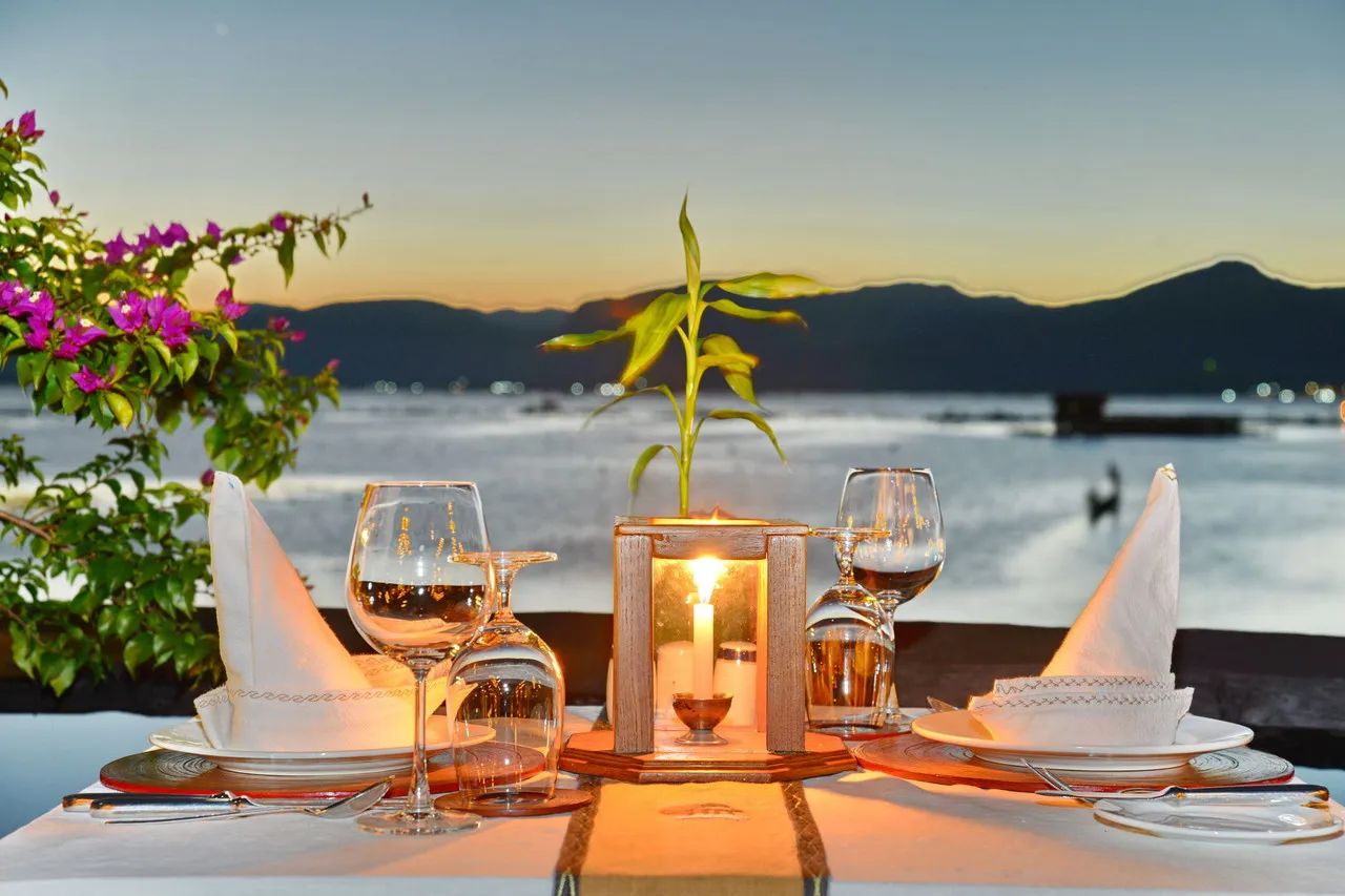 Myanmar Treasure Resort Inle — rooms and atmosphere